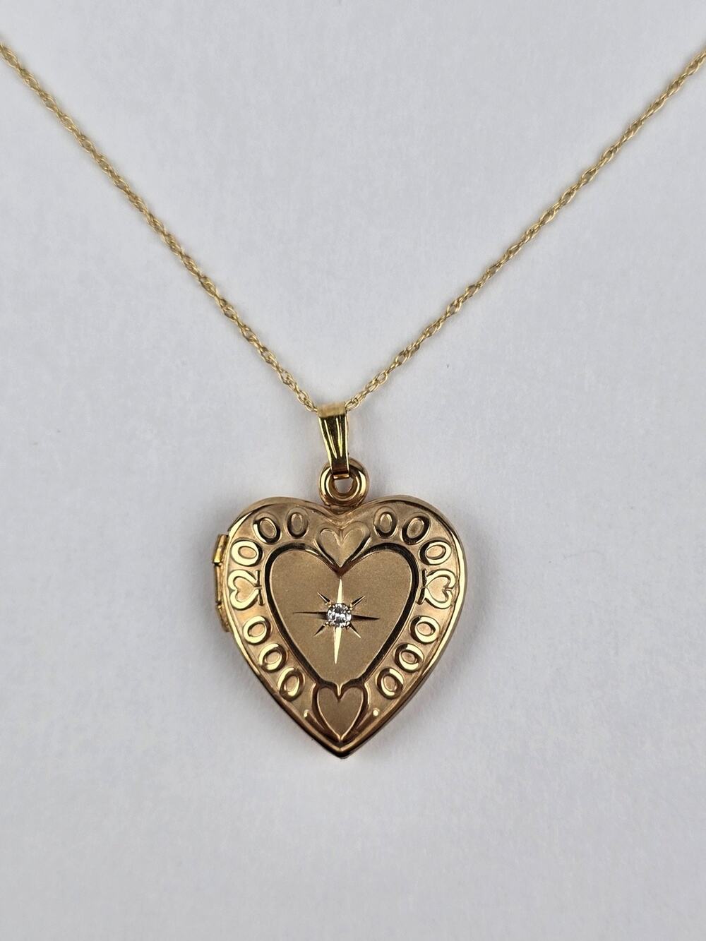 14K Yellow Gold Heart Picture Locket Necklace 18" length (small knot) 3.3g